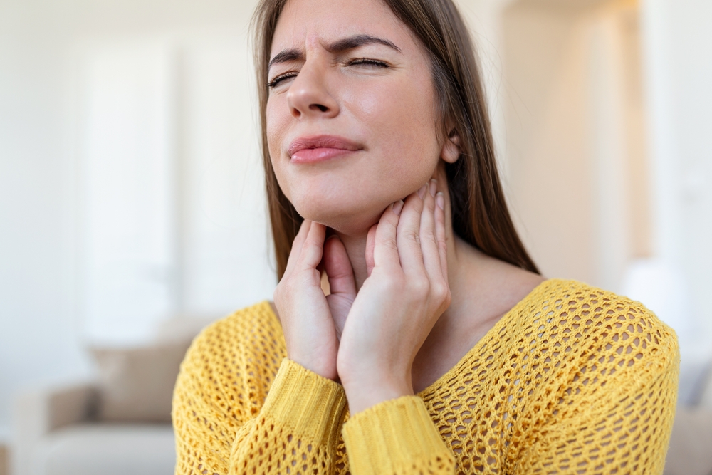 woman with sore throat and swollen tonsils.